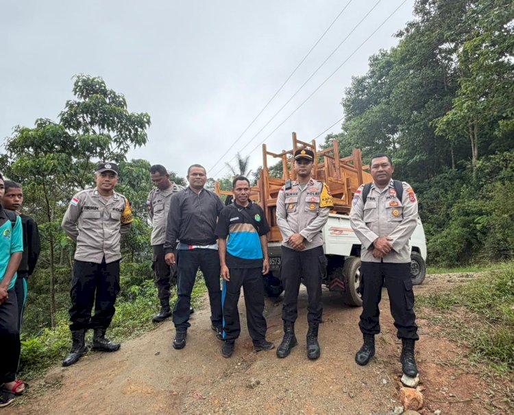 Peduli Pendidikan di Pedalaman, Polres Sikka Serahkan Bantuan Meja dan Kursi untuk SMPN 48 Sa Ate Gaikiu