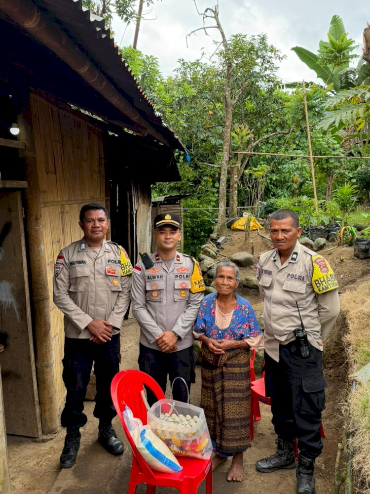 WUJUD PEDULI KEMANUSIAN: KAPOLSEK PAGA POLRES SIKKA BERI BANTUAN SOSIAL KEPADA WARGA