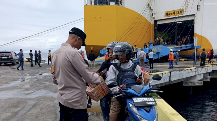 Ratusan Penumpang Membludak, Aparat Gabungan Pastikan Kedatangan KM Dharma Rucitra VII Aman dan Lancar