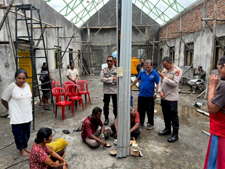 Seng Pertama, Harapan Baru: Kapolres Sikka Tandai Renovasi Gereja St. Nikolaus Daranatar”