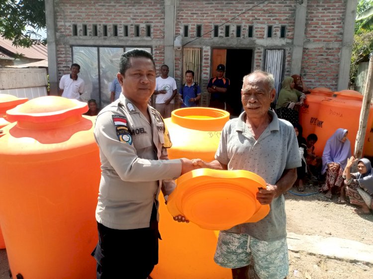 Kawal Program Air Bersih, Polres Sikka Pastikan Penyaluran 51 Bak di Desa Permaan Berjalan Aman dan Tepat Sasaran