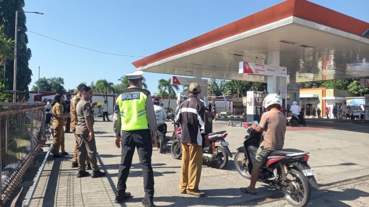 Taat Pajak, Tertib Berlalu Lintas, Aman Berkendara: Polres Sikka Gencarkan Edukasi di SPBU Madawat