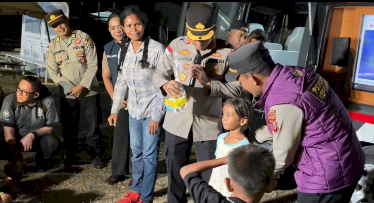“Pulihkan Trauma Korban Gempa, Tim Psikologi Polda NTT dan Polres Sikka Hadir di Tengah Pengungsi Gelora Samador Maumere”