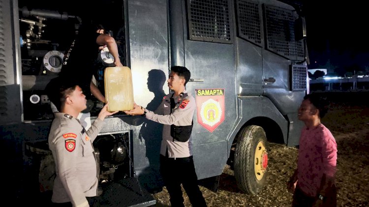 Polres Sikka Kerahkan Water Cannon, Kepedulian untuk Pengungsi Tak Pernah Padam