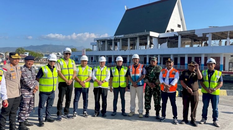 Di Tengah Duka Gempa, Wamenhub Suntana Hadir Membawa Bantuan dan Harapan untuk Sikka