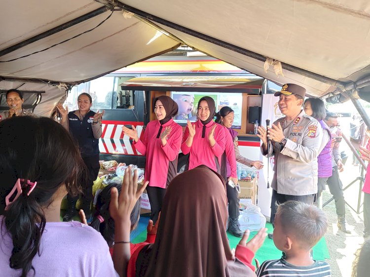 Kepedulian di Tengah Bencana, Kapolda NTT Kunjungi Pengungsi Gempa dan Beri Perhatian Khusus pada Anak-anak