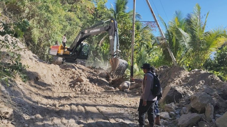“Diterjang Longsor Pascagempa, Akses Rokirole–Nitunglea Palue Dibersihkan, Polres Sikka Turun Tangan”