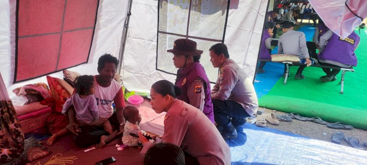 Polri Hadir Pulihkan Trauma Pengungsi Gempa di Posko Terpusat Gelora Samador Maumere