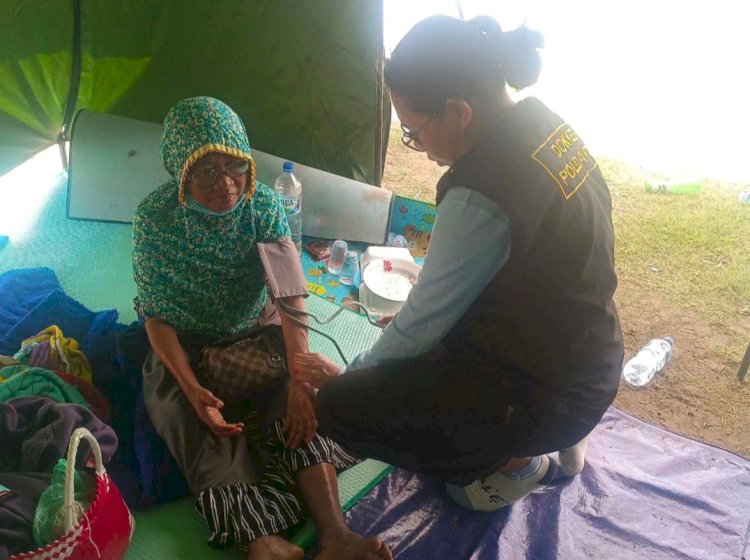 Sentuh Sisi Kemanusiaan, Sidokkes Polres Sikka Pastikan Kesehatan Pengungsi Gelora Samador Tak Terabaikan