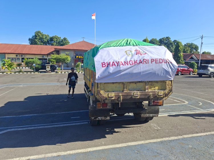 Kepedulian Tak Berhenti, Polres Sikka Kembali Distribusikan 570 Paket Sembako dan 1.000 Papan Telur ke Maukaro
