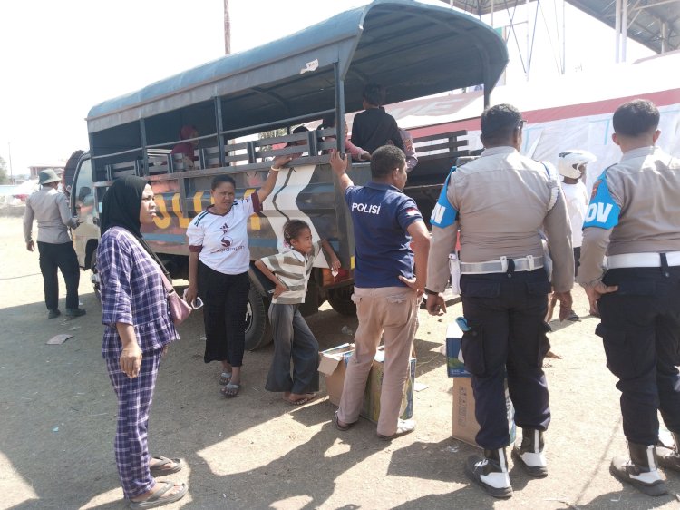 Polri Antar Pengungsi Pulang, Mobil Dinas Polres Sikka Bergerak Pastikan Warga Terdampak Gempa Kembali ke Rumah