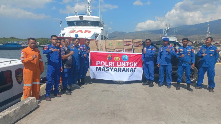 “Menembus Gelombang Demi Kemanusiaan, KP. SUKUR 3007 Antar 100 Dos Sembako untuk Korban Gempa Pemana Sikka”