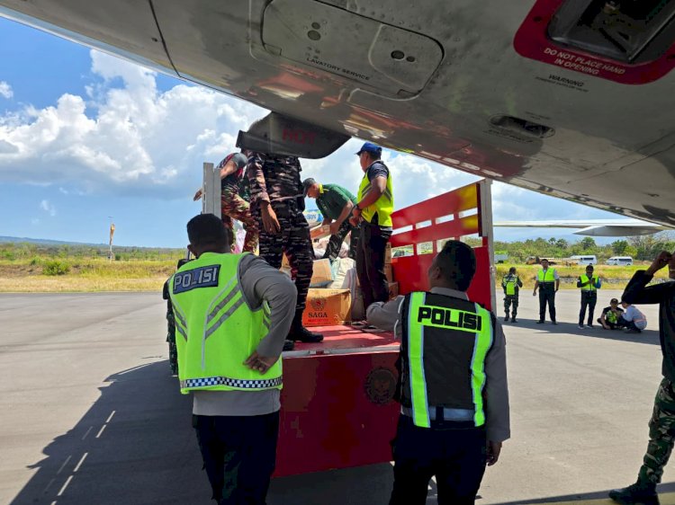 “Bantuan Tiba, Logistik Dibongkar: Bandara Frans Seda Jadi Simpul Logistik Kemanusiaan Gempa Flores”