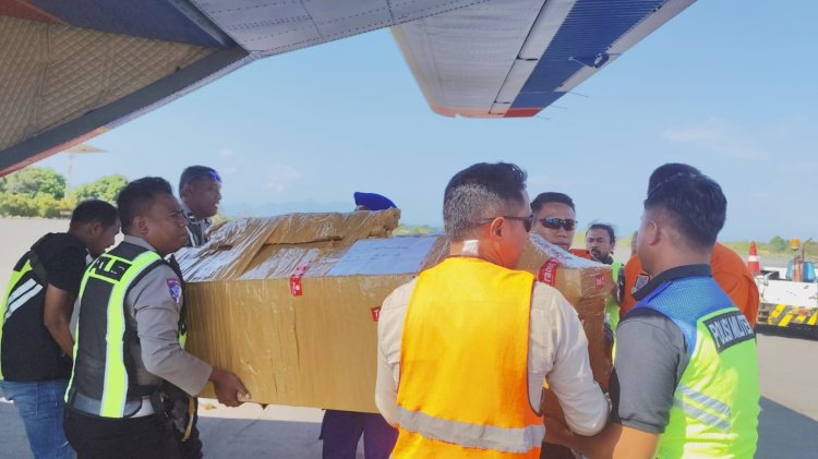 Pesawat Casa Polri Bawa Pulang Jenazah drh. Alfonsius Mehan dari Papua ke Tanah Sikka