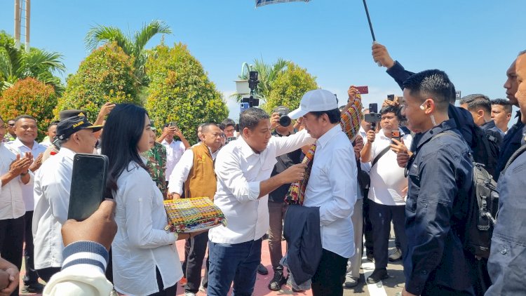 Jokowi Tiba di Sikka, Bawa Bantuan dan Kepedulian untuk Warga Terdampak Gempa Flores