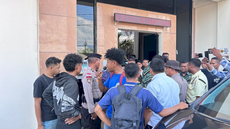Pengamanan dan Dokumentasi Polres Sikka Warnai Aksi Damai AMMPS di Pengadilan Negeri Maumere