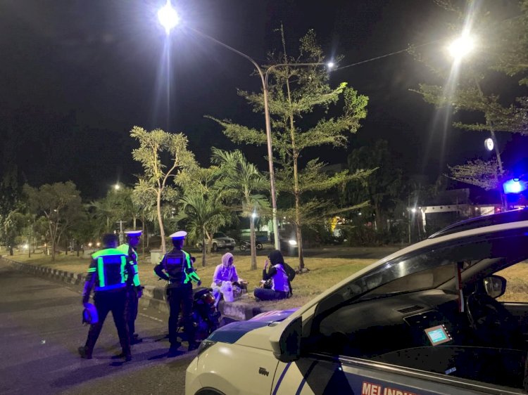 Ketika Malam Terlelap, Lampu Biru Polres Sikka Tetap Menyala untuk Keselamatan