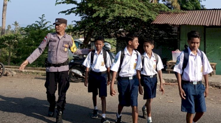 Dari Persimpangan hingga Gerbang Sekolah, Polres Sikka Buktikan Pelayanan Nyata untuk Masyarakat