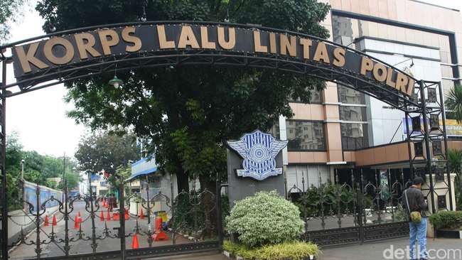 Karena Mabuk, Yohanes Tabrak Mobil Dinas Sat Pol PP Sikka
