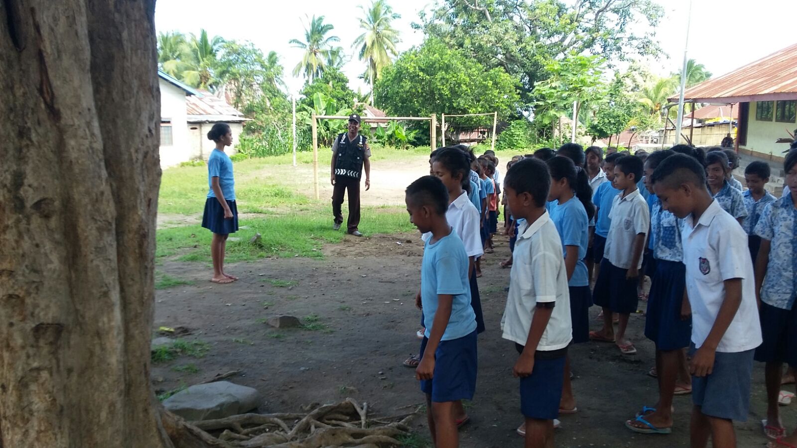 BHABINKAMTIBMAS DESA TUANGGEO LATIH PBB PADA SISWA SD