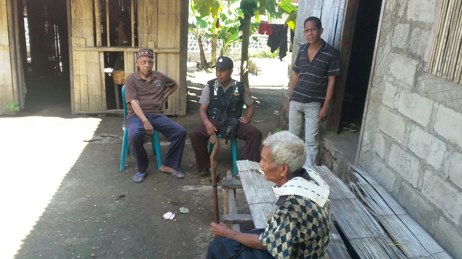 BHABINKAMTIBMAS DESA TUANGGEO SAMBANGI RUMAH WARGA