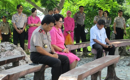 KAPOLDA NTT BERDOA DI PATUNG BUNDA MARIA NILO