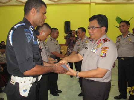 KAPOLDA NTT BERI HADIAH PERSONIL POLRES SIKKA