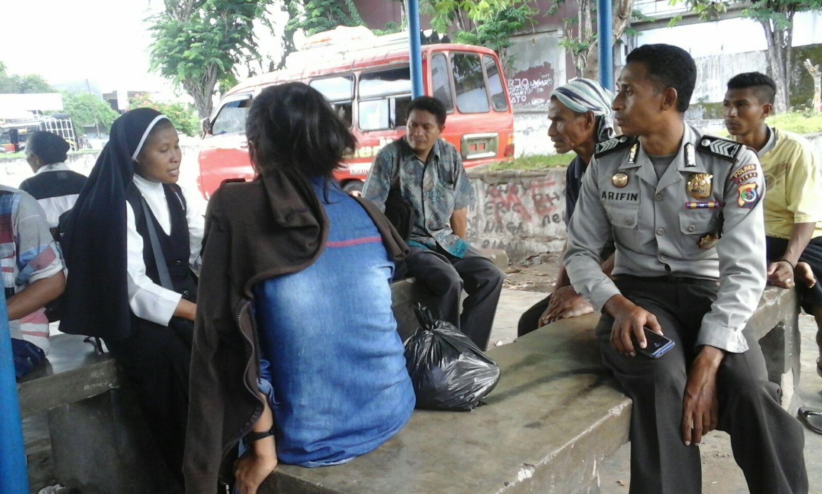 SAT BINMAS TEMUI WARGA DI PASAR ALOK DAN TERMINAL MADAWAT