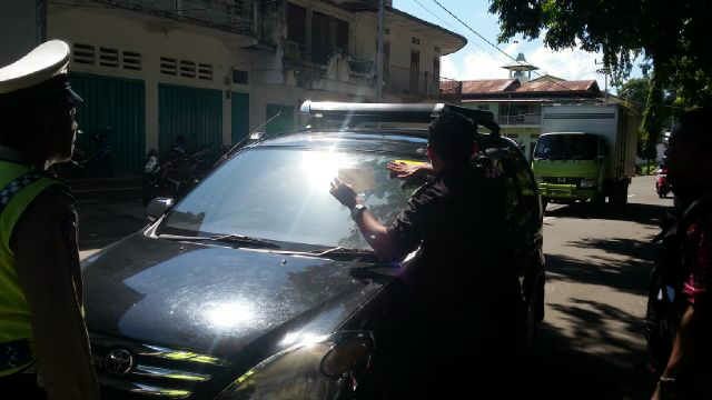 OPERASI BERSINAR 2016, POLRES SIKKA PASANG STIKER