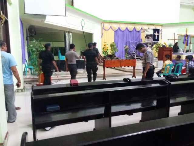 SAT SABHARA DAN BRIMOB DEN B STERILISASI GEREJA SEBELUM IBADAH KAMIS PUTIH