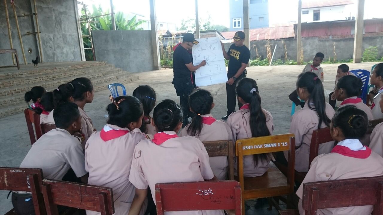 SAT BINMAS LATIH ADIK-ADIK PRAMUKA DI SMAN 1 MAUMERE