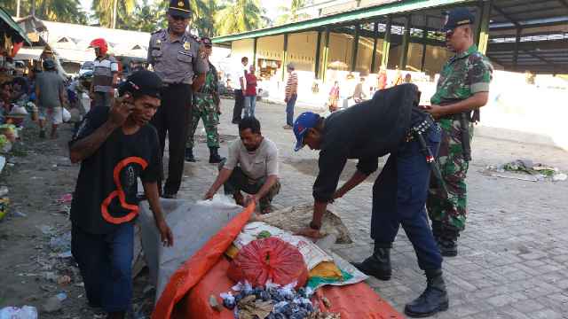 POLSEK ALOK BERSAMA DISPERINDAG SIKKA LAKUKAN PENERTIBAN DI PASAR ALOK