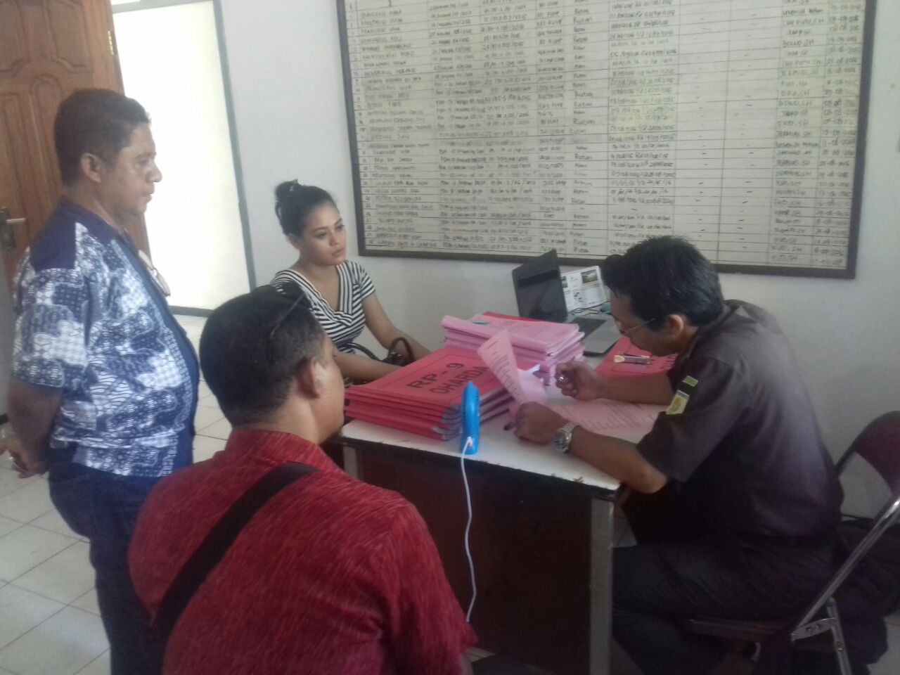 PENYIDIK SAT RESNARKOBA POLRES SIKKA LIMPAHKAN TERSANGKA KASUS SOMADRYL KEPADA JPU DI KEJARI SIKKA