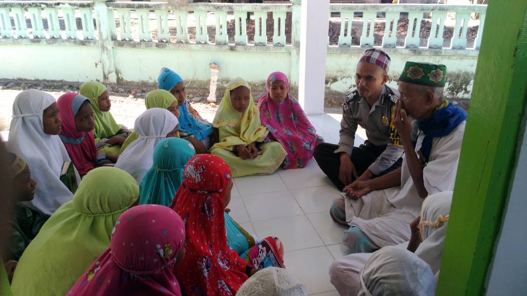 Polisi Peduli Anak, Bhabinkamtibmas Bripka Ridwan Sambangi Anak-anak yang Sedang Mengaji