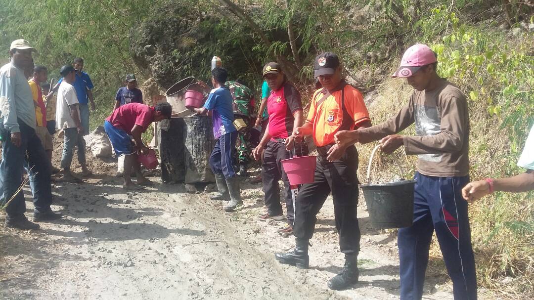 Bulan Bhakti Gotong Royong di Mapitara, Polisi Bareng Warga Kerja Bakti Bangun Rabat Jalan