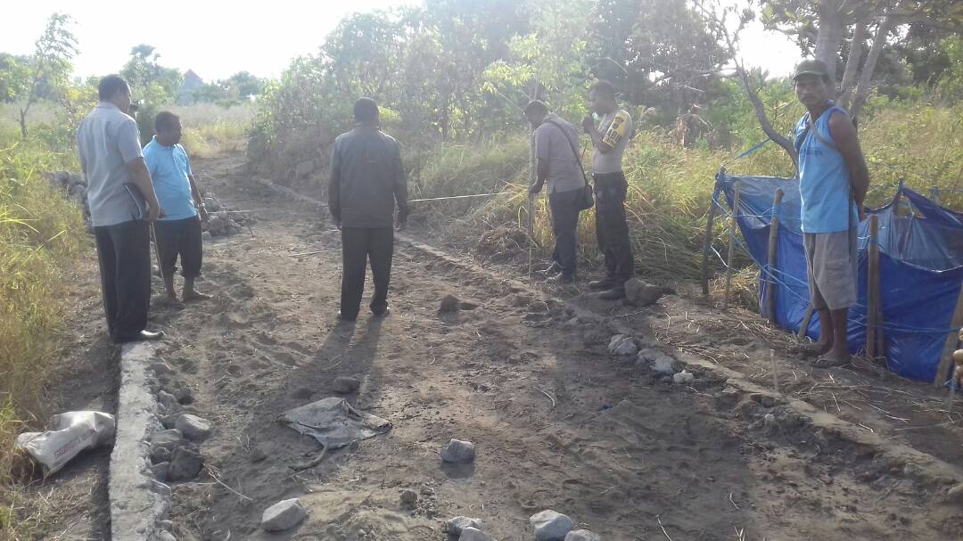 Guna Bangun Jalan Rabat, Bhabinkamtibmas Brigpol Richardus Wade Bareng Lurah Waioti Pantau Pengukuran Ulang Jalan