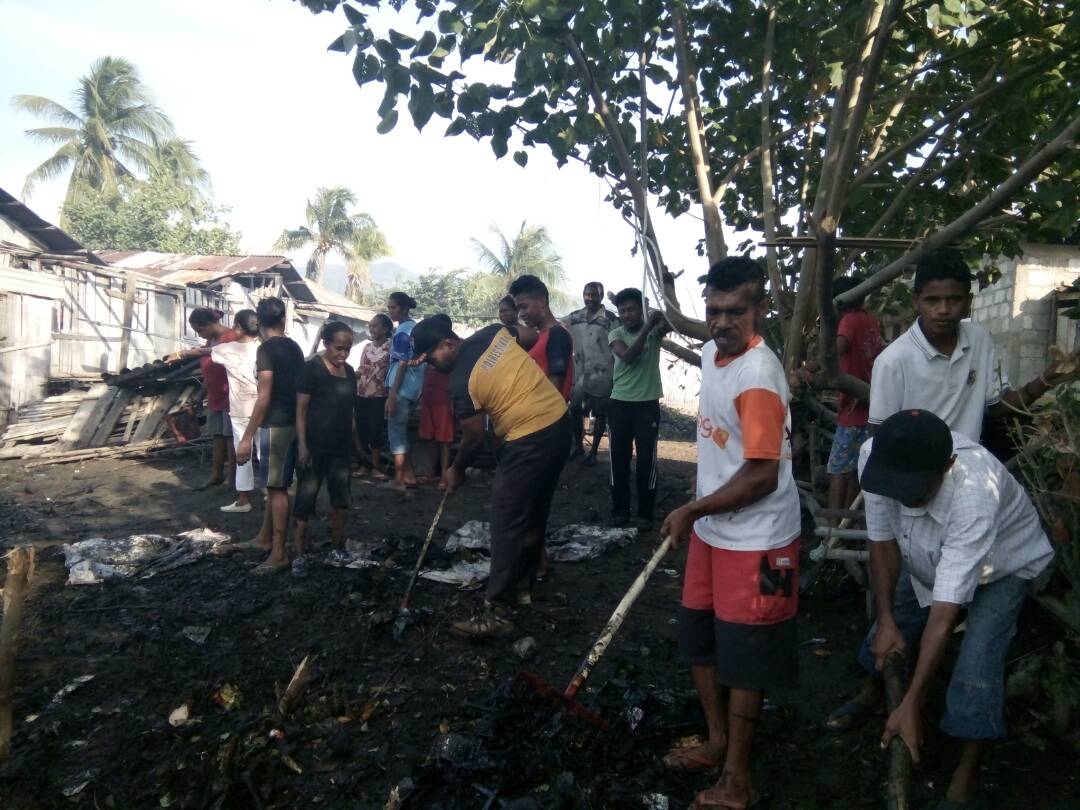 Cegah Penyebaran Penyakit, Bhabinkamtibmas Bripka Ahmad bin Abbas Bersihkan Lingkungan Bareng Warga