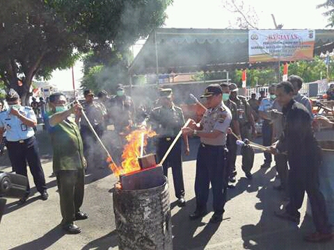 Polres Sikka Musnahkan 650 Liter Miras dan 186 Barang Bukti Lainnya