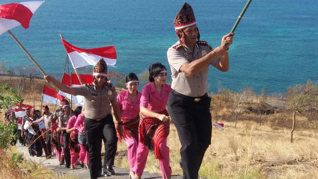 Sambut Kemerdekaan RI ke-72, Polres Sikka dan Bhayangkari Sikka Kibarkan Bendera Merah Putih di Puncak Bukit Tanjung Magepanda