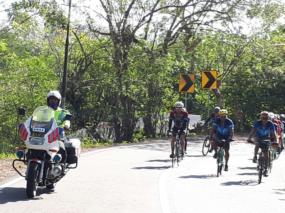 149 Personil Polres Sikka Kawal dan Amankan Etape I Kompas Jelajah Sepeda Flores 2017