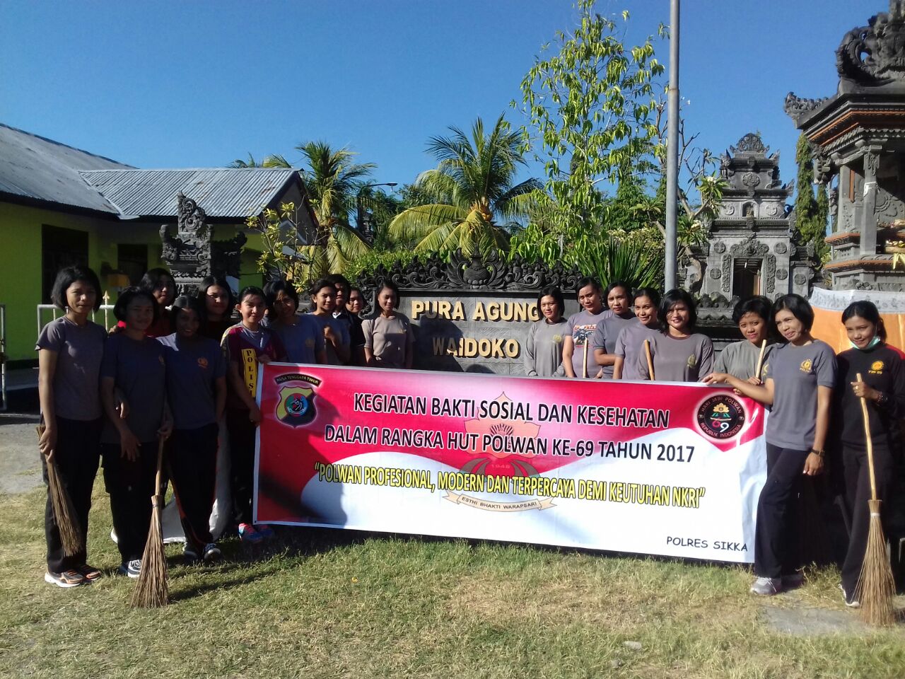 Polwan Polres Sikka Sambut HUT Polwan ke 69 dengan Kerja Bakti di Tempat Ibadah