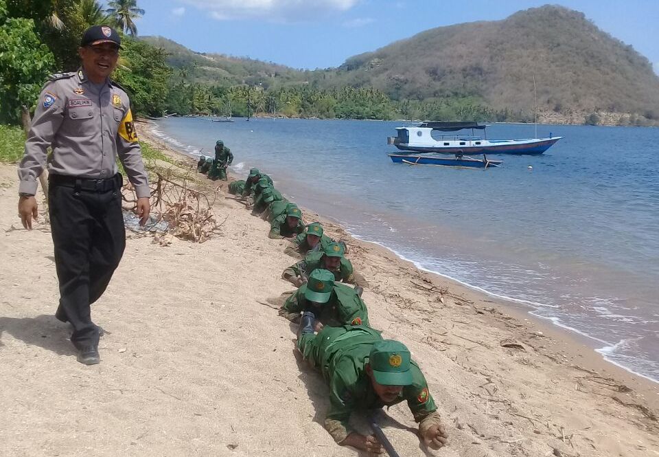 Demi Jaga Ketahanan Fisik, Bhabinkamtibmas Brigpol Soalihin Pimpin Latihan Fisik Personil Linmas Desa Wailamung