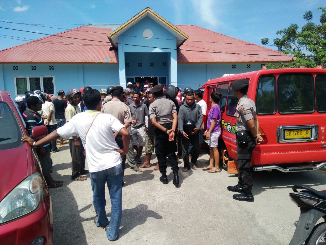 Breaking News : Polres Sikka Amankan Demo dan Mogok para Pedagang Pasar Alok Maumere