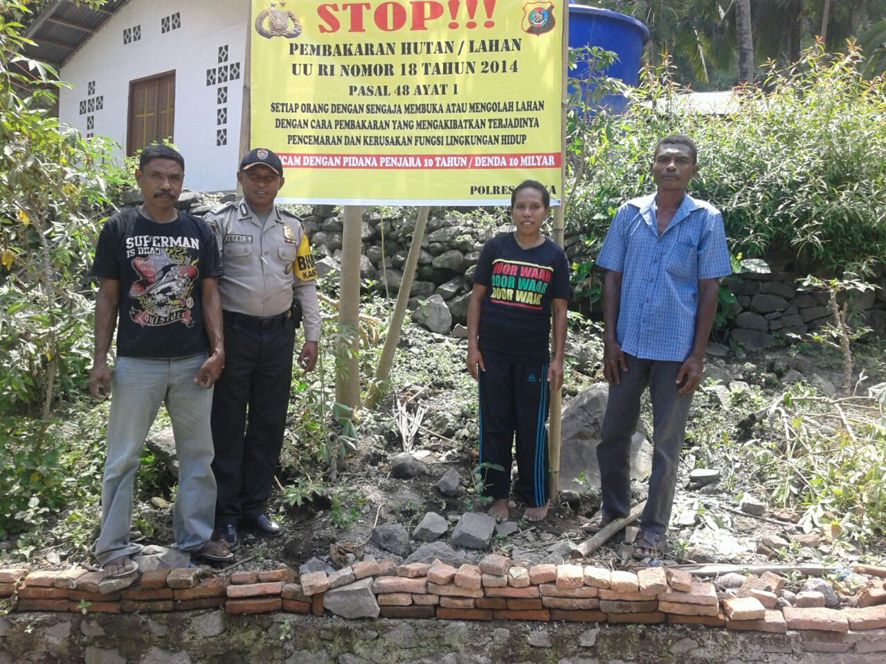 Bhabinkamtibmas Bripka Jefri Soko Pasang Spanduk Larangan Melakukan Karhutla