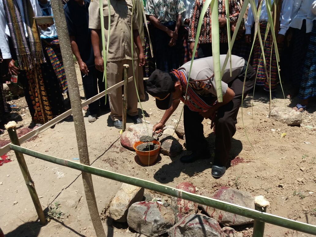 Kapolsek Kewapante Hadiri Acara Peletakan Batu Pertama Penataan Kampung Adat Kopong