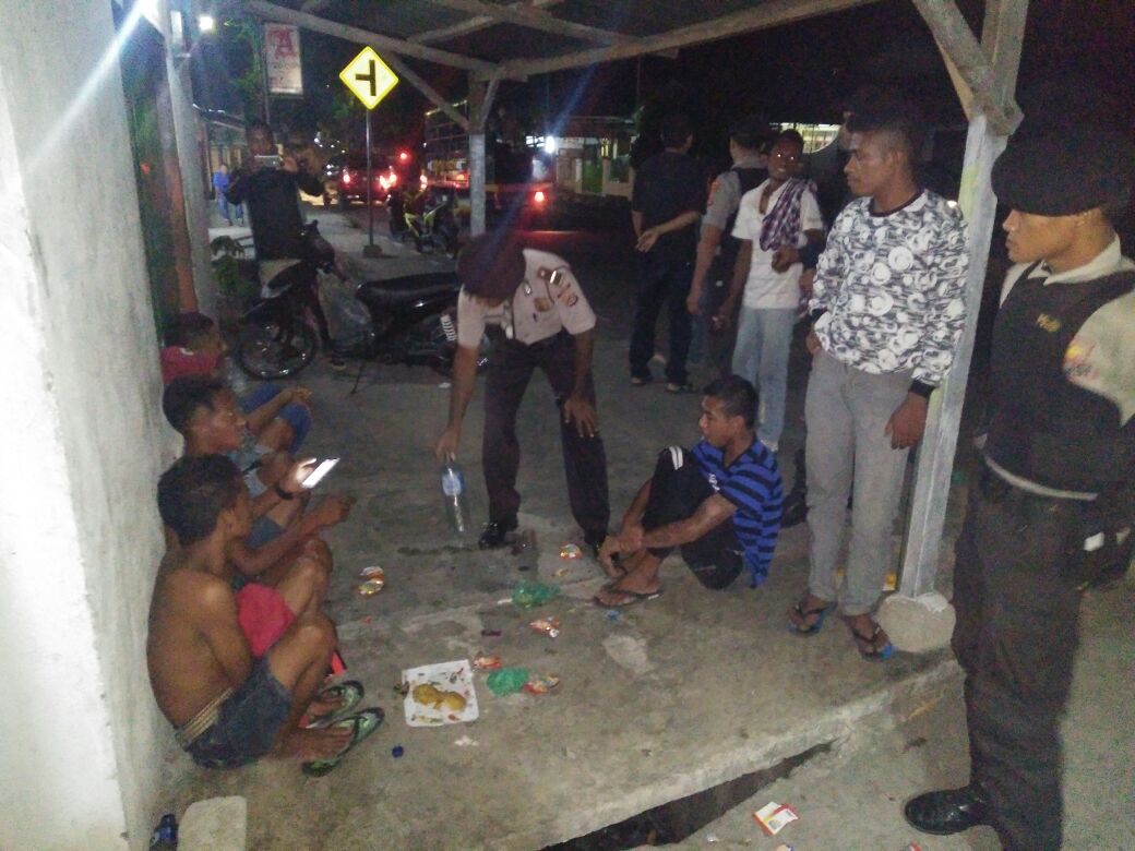 K2YD di Sikka : Polisi Bubarkan Remaja yang Lagi Asyik Minum Miras di Pinggir Jalan