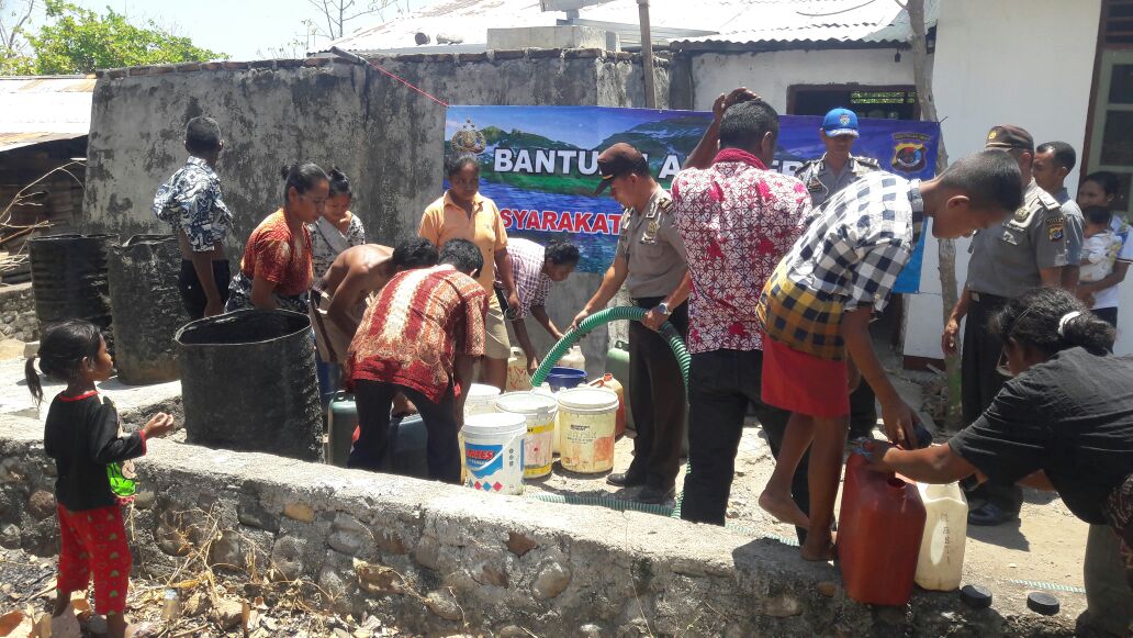 Lagi, Polres Sikka Beri Bantuan Air Bersih pada Warga Dampak Kemarau Panjang