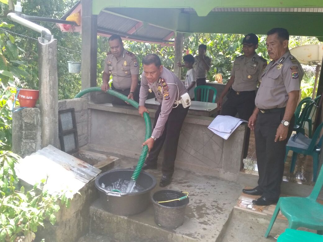 Sambut HUT Polantas ke 62, Polres Sikka Bagikan Air Bersih Pada Warga