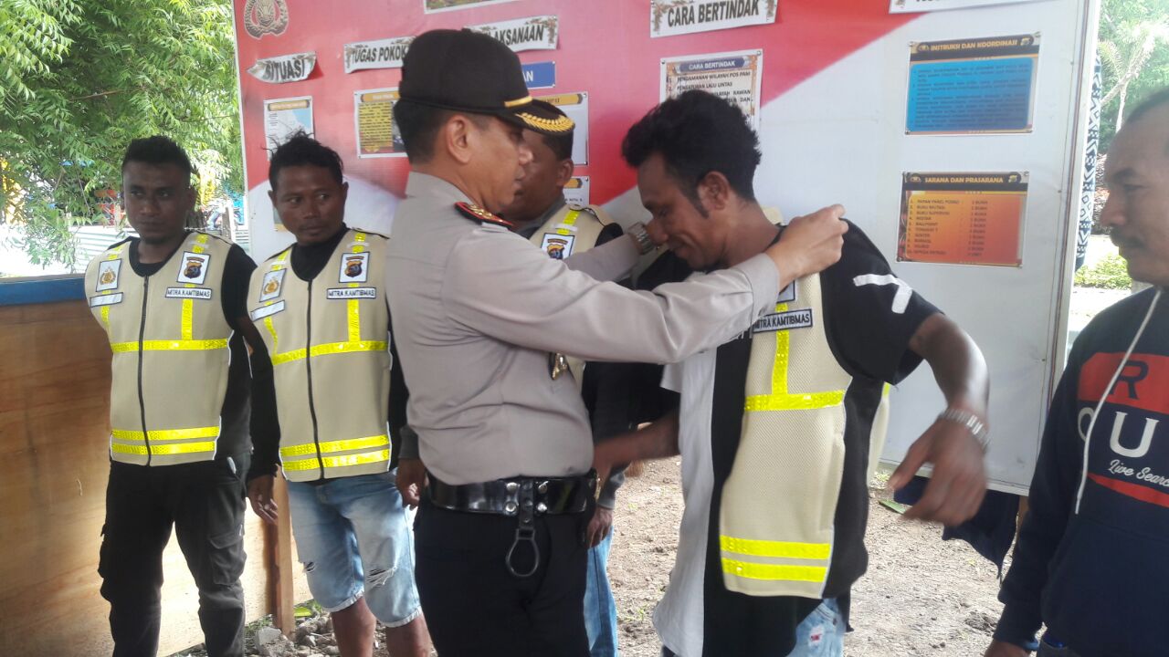 Kunjungi Pos Pam Taman Kota, Kapolres Sikka Bagi-bagi Rompi