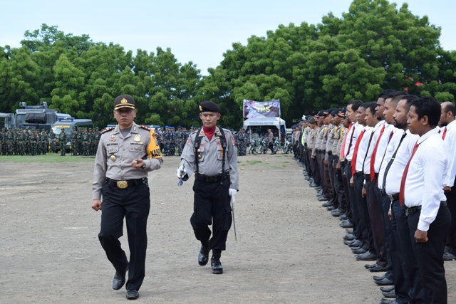 Jelang Pengamanan Malam Tahun Baru 2018, Kapolres Sikka Pimpin Apel Gelar Pasukan